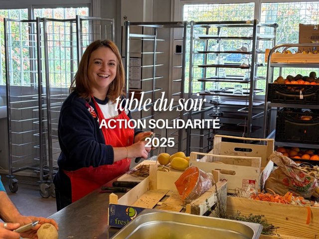 [ACTION SOLIDAIRE - ÉDITION 2025]

Pour la deuxième année consécutive, nous avons eu le plaisir de participer à la Table du Soir, une initiative solidaire que nous soutenons. Il s’agit d’une association qui propose des repas chauds aux personnes en difficulté, servis quotidiennement par des bénévoles. 

Cette année encore, notre équipe s’est mobilisée en cuisine et en service. Ensemble, nous avons imaginé le menu, sélectionné les produits auprès de nos producteurs locaux, cuisinés le repas, et assuré le service aux côtés des bénévoles avec nos super pulls de Noël 🎄 

Au-delà du repas, cette soirée a surtout été un moment de partage, de solidarité et d’esprit d’équipe. Un immense merci à la Table du Soir de nous avoir accueillis et à la team Couleurs du Monde pour votre engagement, votre énergie et votre bonne humeur, qui ont largement contribué à la réussite de cette belle soirée et au plaisir de toutes les papilles. 

À l’année prochaine 💛

#couleursdumonde #latabledusoir #bayonne